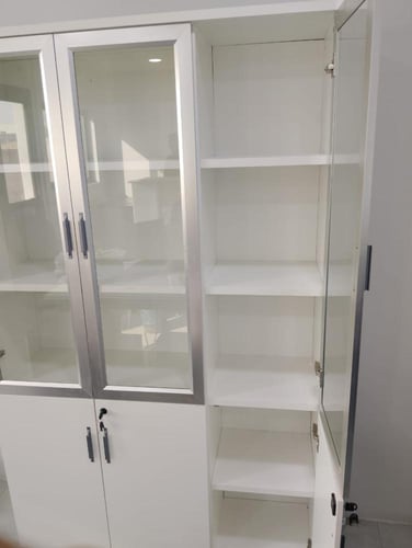 دولاب مكتبي عصري وعملي مع واجهة زجاجية مقاس 120 سم