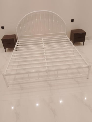 سرير معدني بتصميم الفخامة العصرية بمقاسات مختلفه