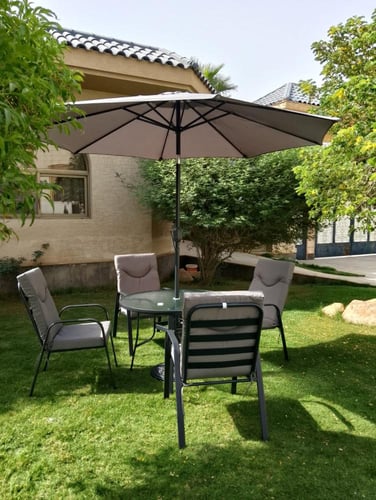 طقم طاولة و4 كراسي خارجية أنيقة وعملية