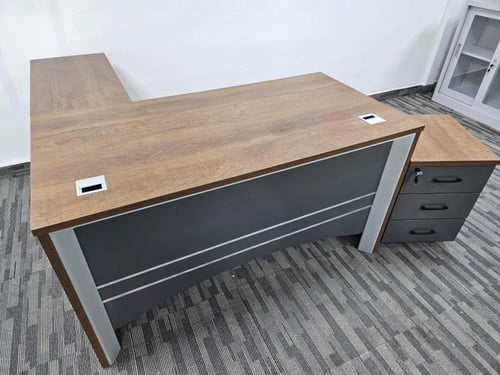 مكتب إداري عصري بتصميم عملي وأنيق متعدد المقاسات