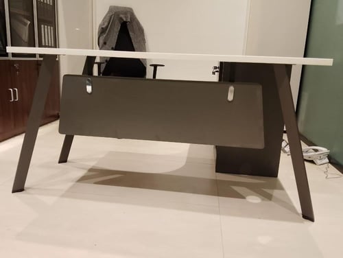 مكتب زاوية عصري بتصميم أنيق وعملي مقاس 140 سم