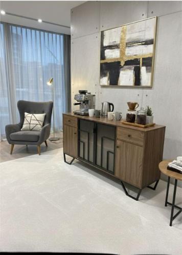 دولاب بوفية بتصميم هندسي بألوان مختلفة مقاس 160 سم