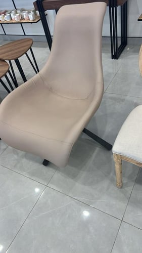 كرسي استرخاء عصري بتصميم أنيق