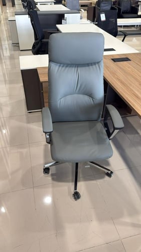 كرسي مكتبي بتصميم عالي الجودة بألوان مختلفة