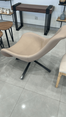 كرسي استرخاء عصري بتصميم أنيق