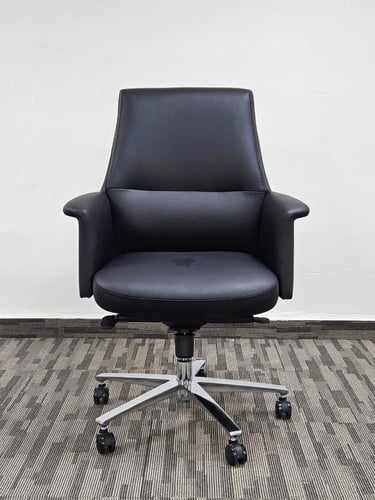 كرسي مكتبي بتصميم عملي بمقاسات مختلفه بلون أسود