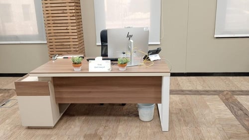 طاولة مكتب بتصميم عصري حديث بمقاسات مختلفة