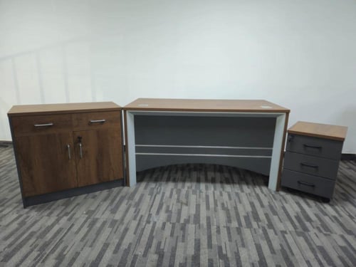 مكتب إداري عصري بتصميم عملي وأنيق متعدد المقاسات