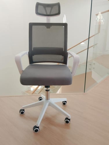 كرسي مكتب مريح وعملي