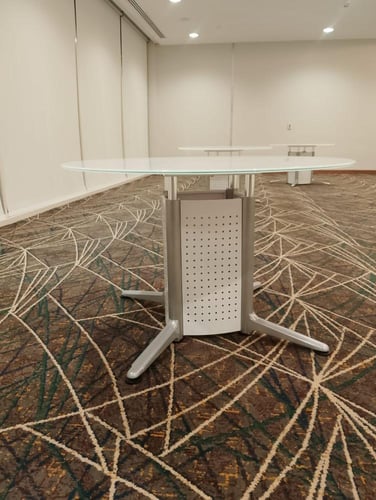 طاولة اجتماعات دائرية أنيقة بلمسة عصرية