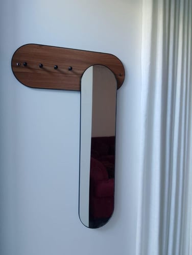 علاقة ملابس حائطية مع مرايا الأناقة والوظيفة في قط...