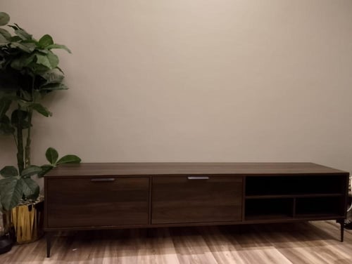 طاولة تلفاز خشبية 180 سم تصميم عصري فاخر