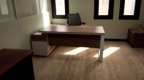 طاولة مكتب بتصميم عصري حديث بمقاسات مختلفة