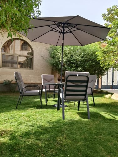 طقم طاولة و4 كراسي خارجية أنيقة وعملية