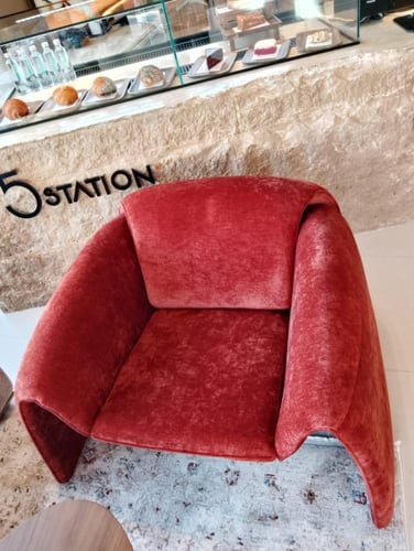 كرسي مفرد يتميز بلمسه فنيه رائعة بالوان مختلفه