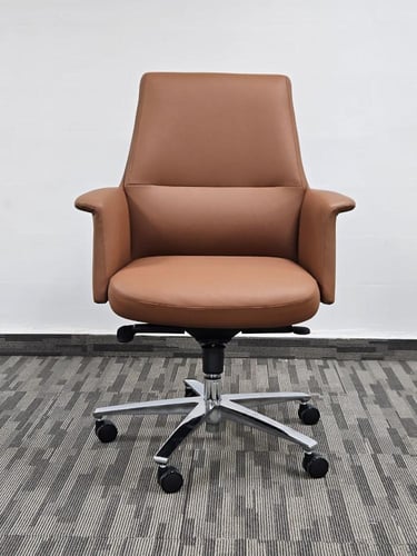 كرسي مكتبي بتصميم أنيق بمقاسات مختلفة بلون بني