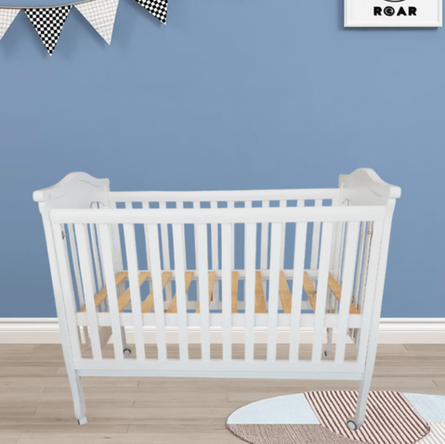 سرير أطفال بتصميم هندسي بلون أبيض