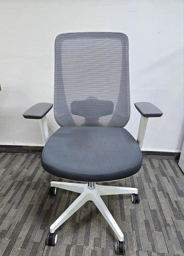 كرسي مكتبي مميز وحديث بلون رماي