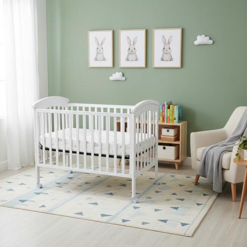 سرير أطفال بتصميم خشبي يتميز بالاناقة بلون أبيض