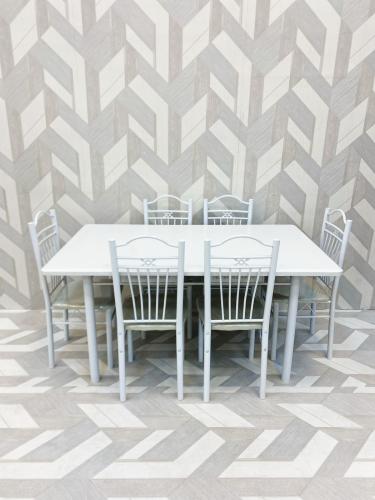 طقم طاولات مع 6 كراسي خشبية بتصميم فاخر بلون ابيض