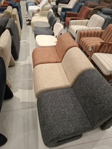 كرسي مفرد بتصميم مريح بألوان مختلفة