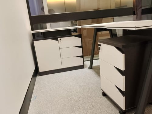 طاوله مكتب عمل بتصميم مودرن بمقاسات مختلفه