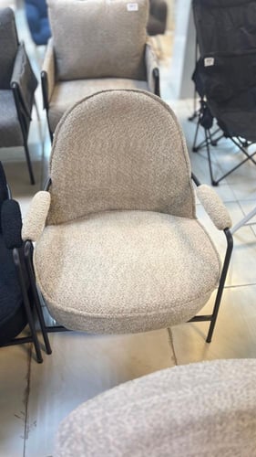 كرسي مفرد بتصميم حديث ومريح
