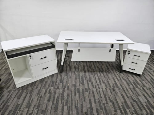 طاوله مكتب حديث بلون ابيض بمقاسات مختلفة