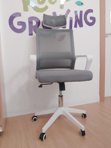 كرسي مكتب مريح وعملي