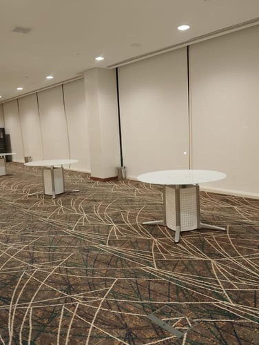 طاولة اجتماعات دائرية أنيقة بلمسة عصرية