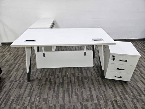 طاوله مكتب حديث بلون ابيض بمقاسات مختلفة