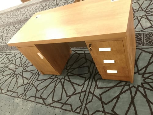 طاوله مكتب خشبي بلون بني بمقاسات مختلفه