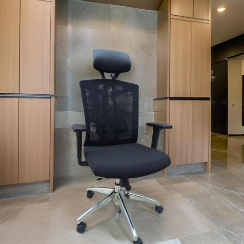 كرسي مكتبي دوار لون اسود