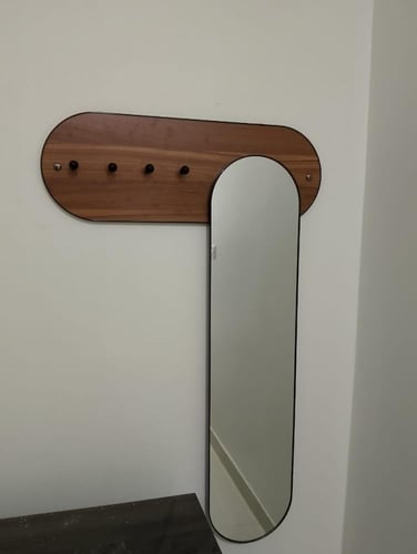 علاقة ملابس مع مرايا