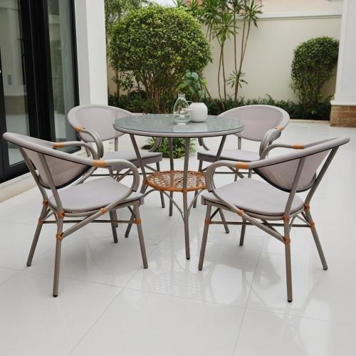 طاولة وكراسي خارجية أنيقة وعملية