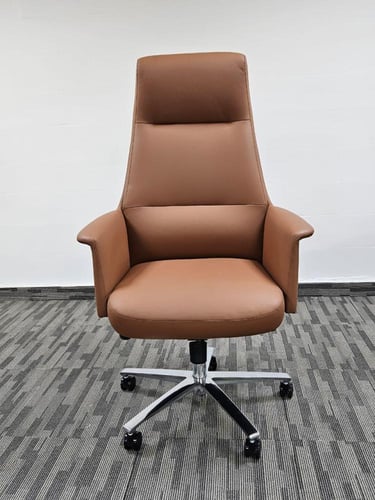 كرسي مكتبي بتصميم أنيق بمقاسات مختلفة بلون بني
