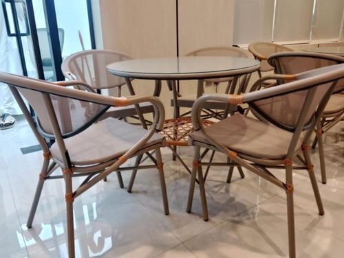 طاولة وكراسي خارجية أنيقة وعملية