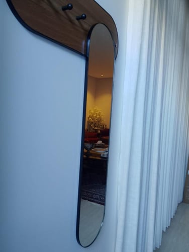 علاقة ملابس حائطية مع مرايا الأناقة والوظيفة في قط...