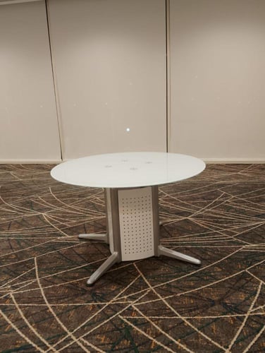 طاولة اجتماعات دائرية أنيقة بلمسة عصرية