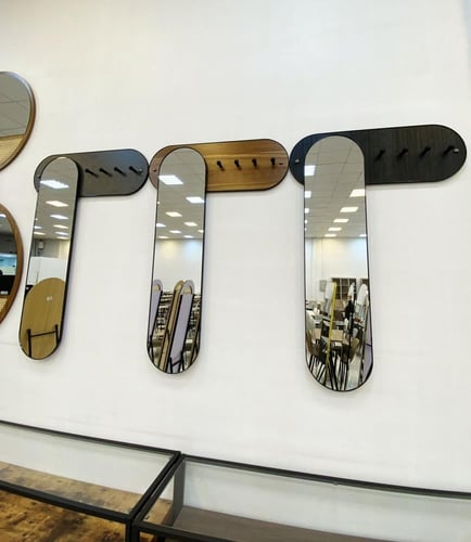 علاقة ملابس حائطية مع مرايا الأناقة والوظيفة في قط...