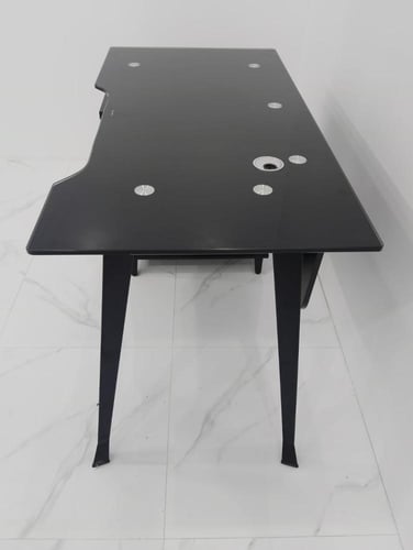 مكتب عمل زجاجي عصري أناقة ووظيفة في تصميم واحد بمق...