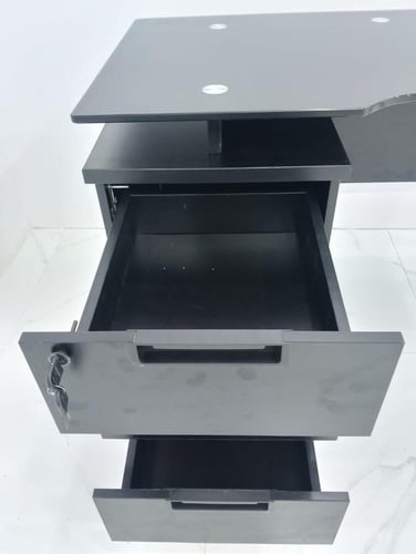 مكتب عمل زجاجي عصري أناقة ووظيفة في تصميم واحد بمق...