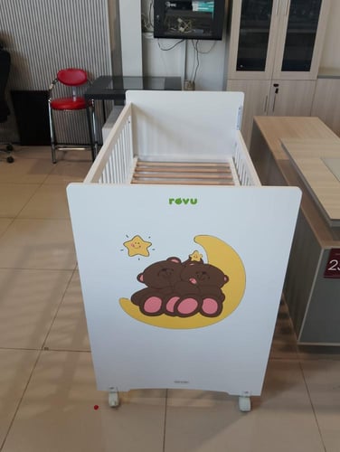 سرير أطفال يتميز بلمسة من الصفاء والراحة