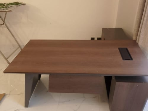 مكتب مدير عصري بتصميم فخم ومساحة عمل كبيرة بمقاس 1...