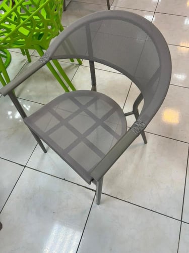 طقم طاولة وكرسيين خارجي أنيق وعصري