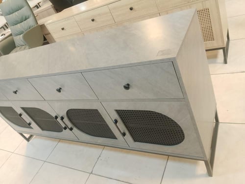 دولاب بوفيه راقي مع مساحات تخزين ذكية مقاس 180 سم