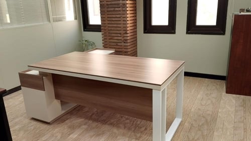 طاولة مكتب بتصميم عصري حديث بمقاسات مختلفة