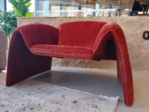 كرسي مفرد يتميز بلمسه فنيه رائعة بالوان مختلفه