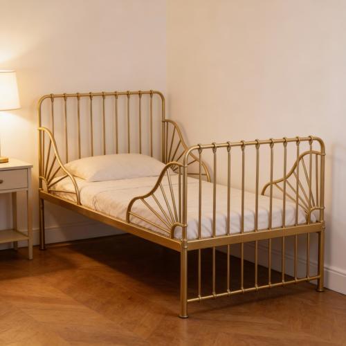 سرير معدني يتميز بخطوطه الانسيابية بألوان مختلفة