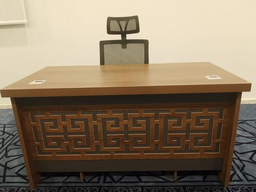 طاوله مكتب خشبي بلون بني بمقاسات مختلفه